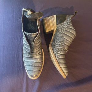 FREEBIRD - NEW grey croc oxford shoes - Size 8